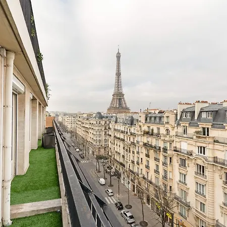 Beautiful Overlooking The Turn Eiffel Apartment