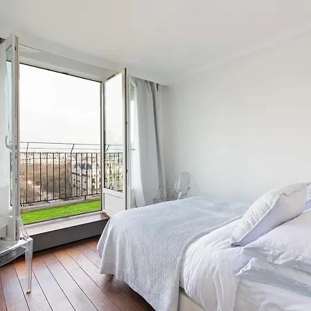 Beautiful Overlooking The Turn Eiffel Parigi