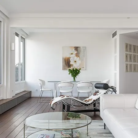 Beautiful Overlooking The Turn Eiffel Apartment Paris